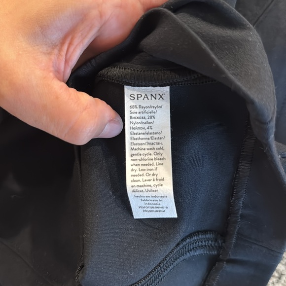 Spanx The Perfect V Neck Seamed Black Sleeveless Top Sz XS - Picture 7 of 7